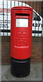 TA0827 : Elizabeth II postbox on English Street, Hull by JThomas