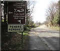 Penbre/Pembrey boundary sign, Gwscwm Road