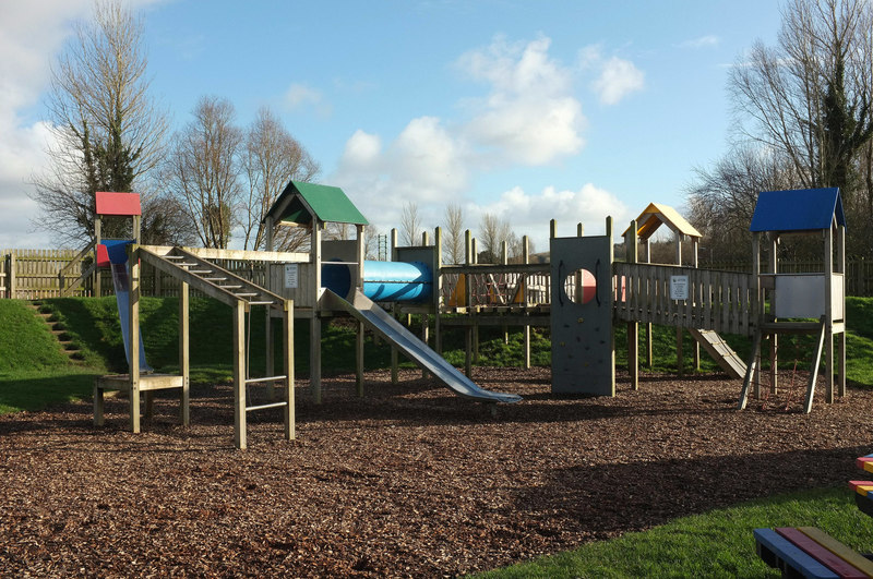 Jubilee Field play area, Wadebridge © Derek Harper cc-by-sa/2.0 ...