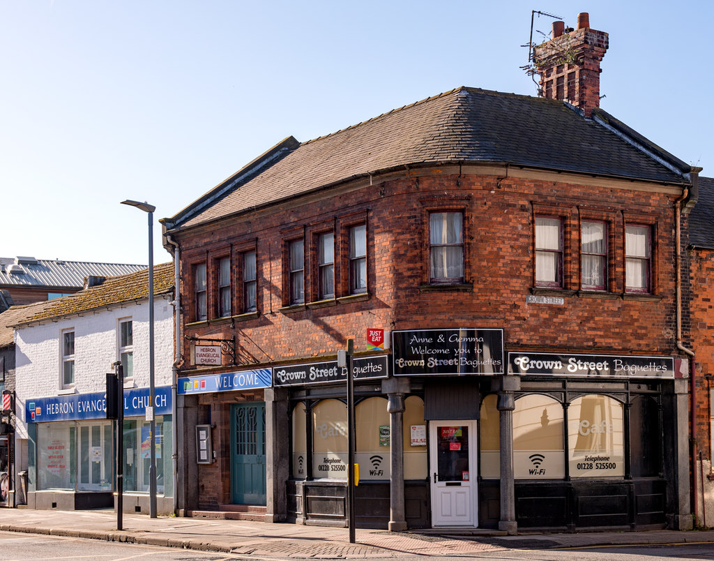 Hebron Evangelical Church and Crown... © The Carlisle Kid cc-by-sa/2.0 ...