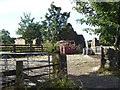 Yard and ruined barn near Barrowling