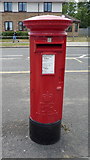 NZ3164 : Elizabeth II postbox on Campbell Park Road, Hebburn by JThomas