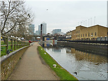 TQ3681 : Regent's Canal looking south by Robin Webster