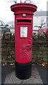 Elizabeth II postbox on Old Lane, Bramhope