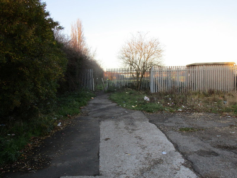 The beginning of a path to Tickhill Road © Jonathan Thacker ccbysa/2.