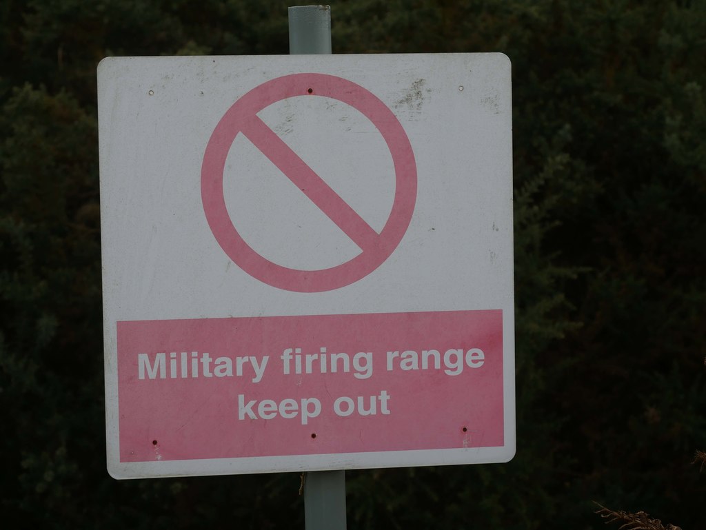 MOD sign © David Pashley cc-by-sa/2.0 :: Geograph Britain and Ireland