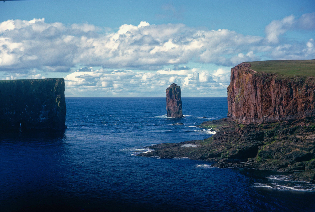 Snolda Sea Stack in Hund Geo, Papa Stour © Julian Paren cc-by-sa/2.0 ...