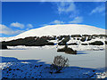 NH0952 : Islands in frozen Loch Sgamhain by Julian Paren