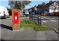 TA0427 : Elizabeth II postbox on Anlaby Park Road South, Hull by JThomas