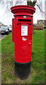 TA0332 : Elizabeth II postbox on Green Lane, Cottingham by JThomas