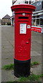 TA0332 : George V postbox on The Close, Cottingham by JThomas