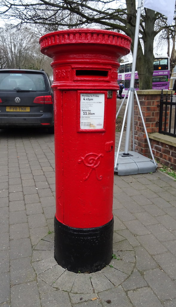 Victorian postbox on Cottingham Road,... © JThomas cc-by-sa/2.0 ...