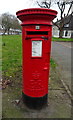TA0430 : Elizabeth II postbox on Wymersley Road, Hull by JThomas