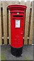 TA0631 : Elizabeth II postbox on Bishop Alcock Road, Hull by JThomas