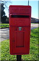 TA1036 : Close up, Elizabeth II postbox on Snowdon Way, Hull by JThomas