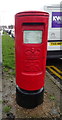 TA1131 : Elizabeth II postbox on Lancaster Drive, Hull by JThomas