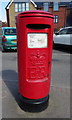 TA0328 : Elizabeth II postbox on Hull Road, Anlaby by JThomas