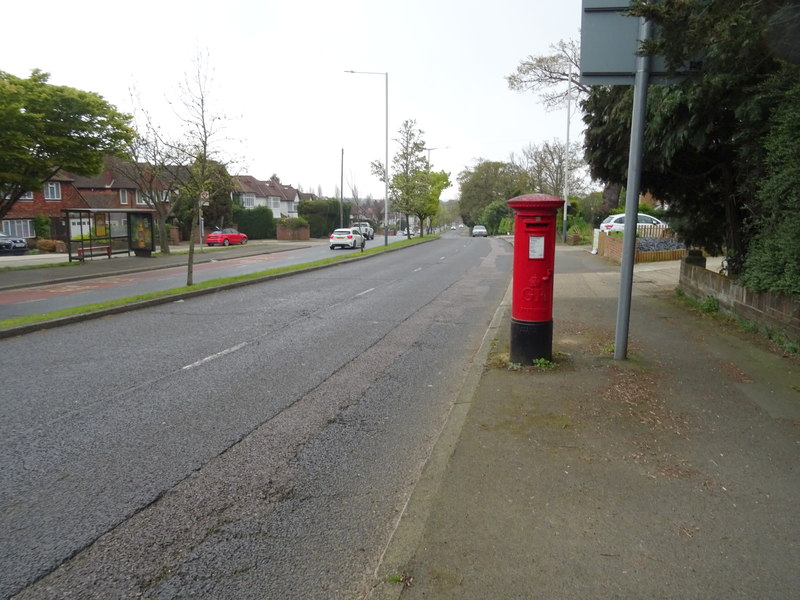 Swakeleys Road, Ickenham © JThomas ccbysa/2.0 Geograph Britain and