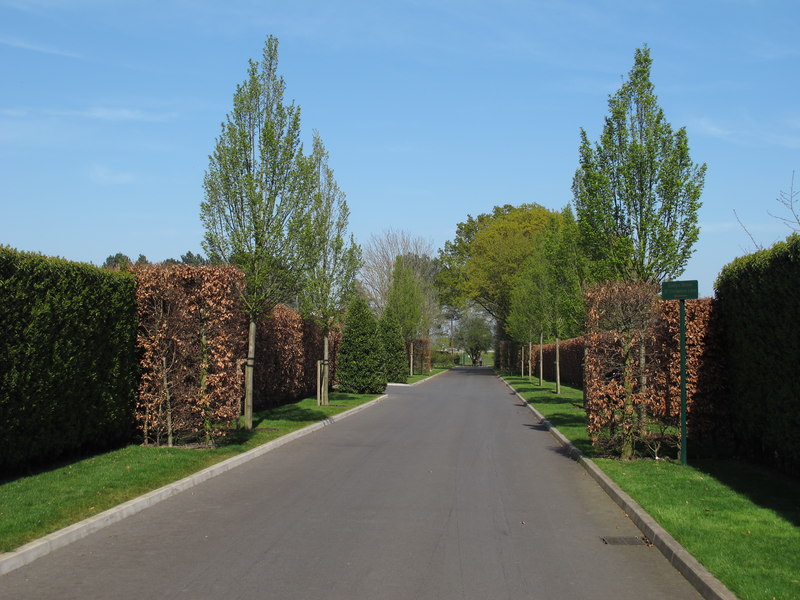 public-footpath-on-private-road-roger-jones-cc-by-sa-2-0