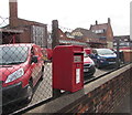 SU4767 : Queen Elizabeth II postbox, Bear Lane, Newbury by Jaggery