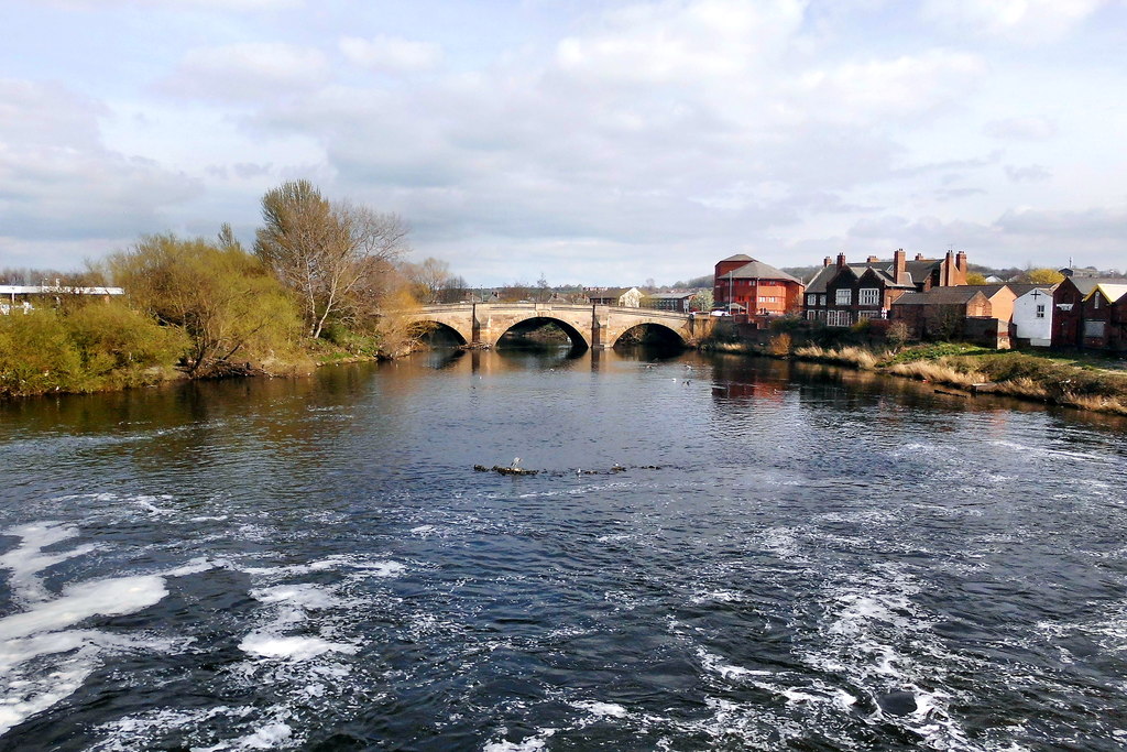 Castleford bridge on the river Aire © derek dye cc-by-sa/2.0 ...