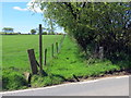 Llwybr ceffyl yn gadael heol / A bridleway exiting a road