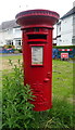 Elizabeth II postbox on Burton Road, Neston