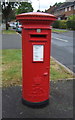 Elizabeth II postbox on Castlecroft Lane