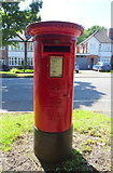 SP0267 : Elizabeth II postbox on Bromsgrove Road, Redditch by JThomas