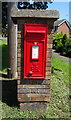 Elizabeth II postbox on Atherstone Road, Measham