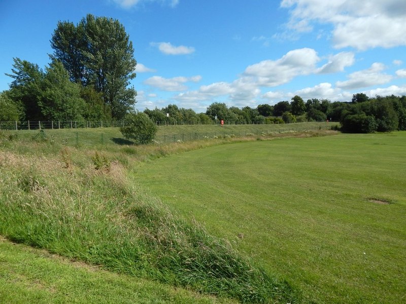 Embankment at Moredun playing fields © Lairich Rig cc-by-sa/2.0 ...