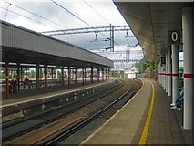 SJ8989 : Stockport : railway station platforms by Jim Osley