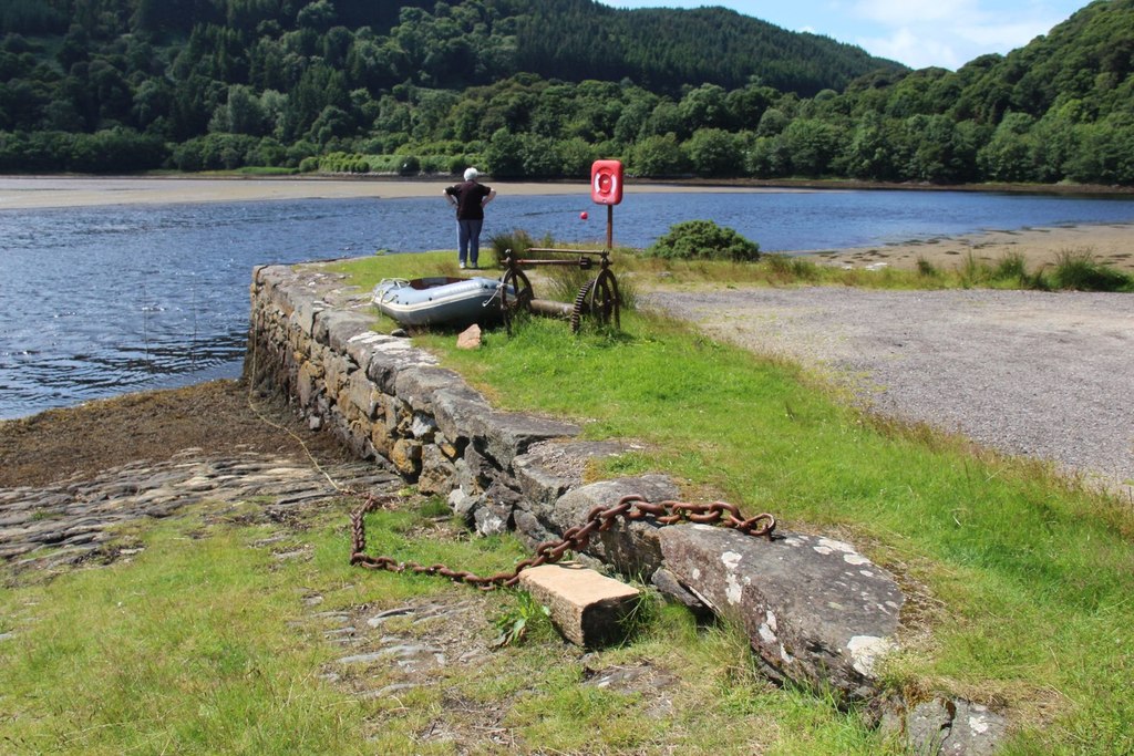 Slipway for the old Crinan Ferry © Alan Reid ccbysa/2.0 Geograph