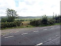 Llwybr yn gadael y B4317 / Path exiting the B4317