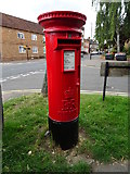 TL1012 : Elizabeth II postbox on High Street, Redbourn by JThomas