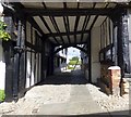 Mermaid Inn: Passage to courtyard