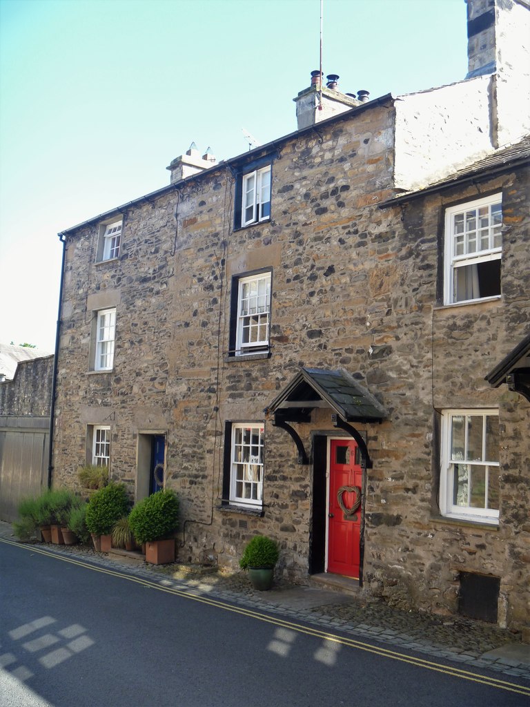 Kirkby Lonsdale houses [25] © Michael Dibb ccbysa/2.0 Geograph Britain and Ireland