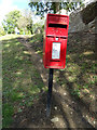 Elizabeth II postbox on West Street, Buckingham