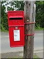 Elizabeth II postbox on Armscote Road, Ilmington