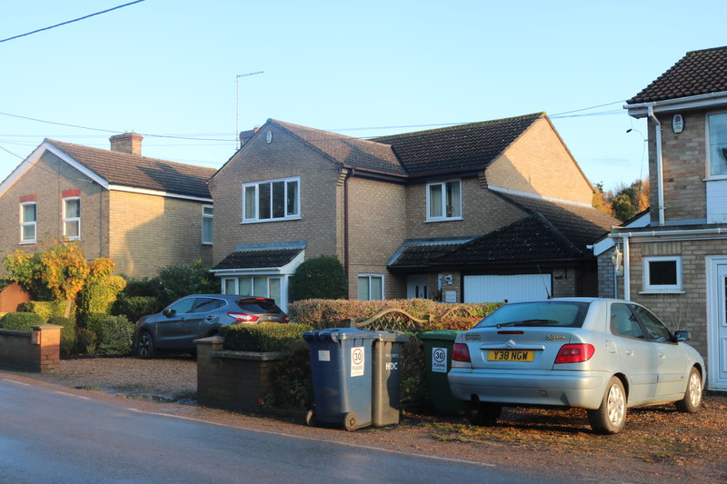 Houses on Chatteris Road, Somersham © David Howard ccbysa/2.0