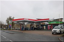 TL0607 : Petrol station on Adeyfield Road, Hemel Hempstead by David Howard