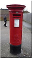 TA1432 : Elizabeth II postbox on Barham Road, Hull by JThomas