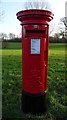 TA1232 : Elizabeth II postbox on Bellfield Avenue, Hull by JThomas
