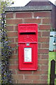 TA0440 : Elizabeth II postbox on Sigston Road, Beverley by JThomas
