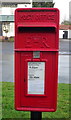 SE9743 : Close up, Elizabeth II postbox on Main Street, Etton by JThomas