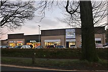 SP3127 : London Road Retail Park, Chipping Norton by David Howard