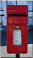 Elizabeth II postbox on Leeds Road, Howden Clough