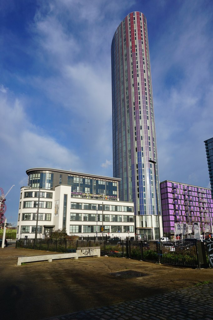 Halo Towers, High Street, Stratford © Ian S ccbysa/2.0 Geograph