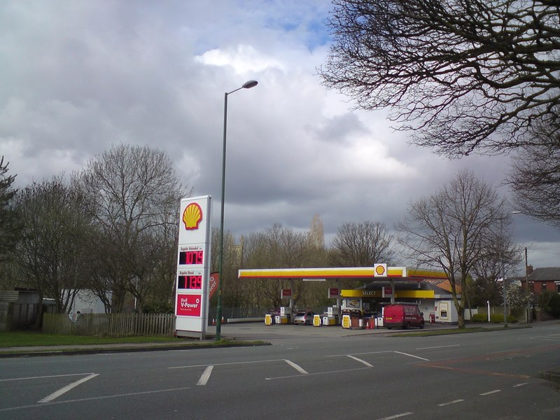 Shell filling station on Dowson Road © Gerald England ccbysa/2.0