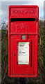 SE9666 : Elizabeth II postbox on near Cowlam Grange by JThomas